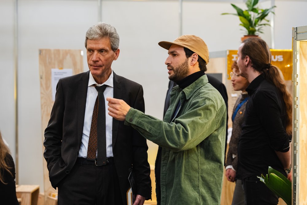 Gianluca Pandolfo (r.), research assistant at the Chair of Computer Graphics, in conversation with Thuringia's Education Minister Helmut Holter.
