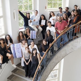 Gruppe von internationalen Studierenden im Hauptgebäude der Bauhaus-Universität Weimar. Foto: Carlos Santos